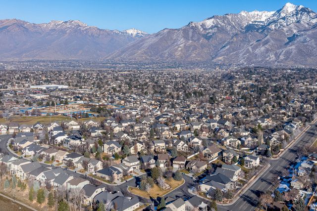 1952 E BLUFFSIDE CIR, Sandy, UT 84092