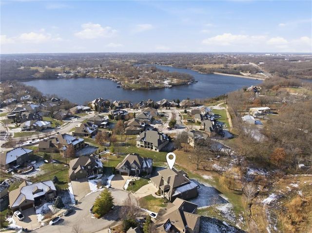 1729 NE Woodland Shores Court, Lee's Summit, MO 64086