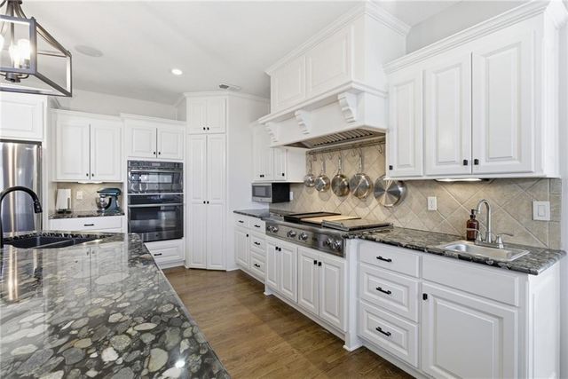 1729 NE Woodland Shores Court, Lee's Summit, MO 64086