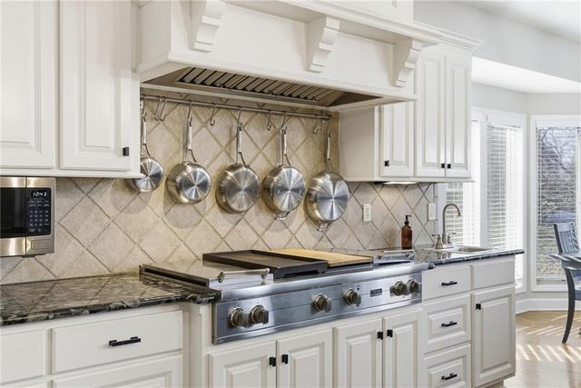 1729 NE Woodland Shores Court, Lee's Summit, MO 64086