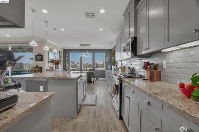 17863 Eastman Ct, Lathrop, CA 95330