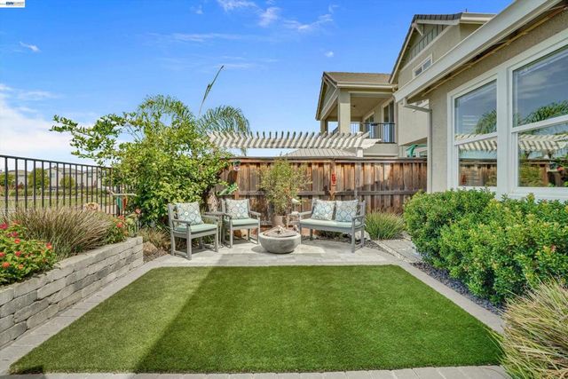 17863 Eastman Ct, Lathrop, CA 95330