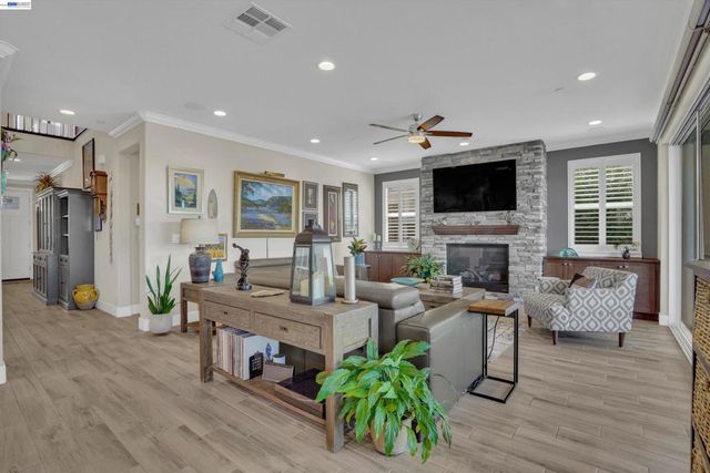 17863 Eastman Ct, Lathrop, CA 95330