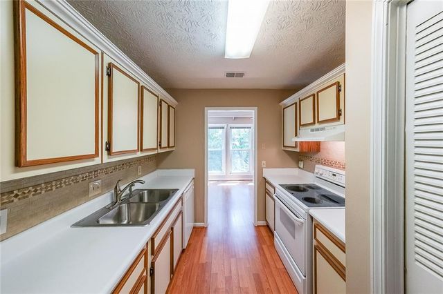 2214 Lake Pointe Circle, Roswell, GA 30075