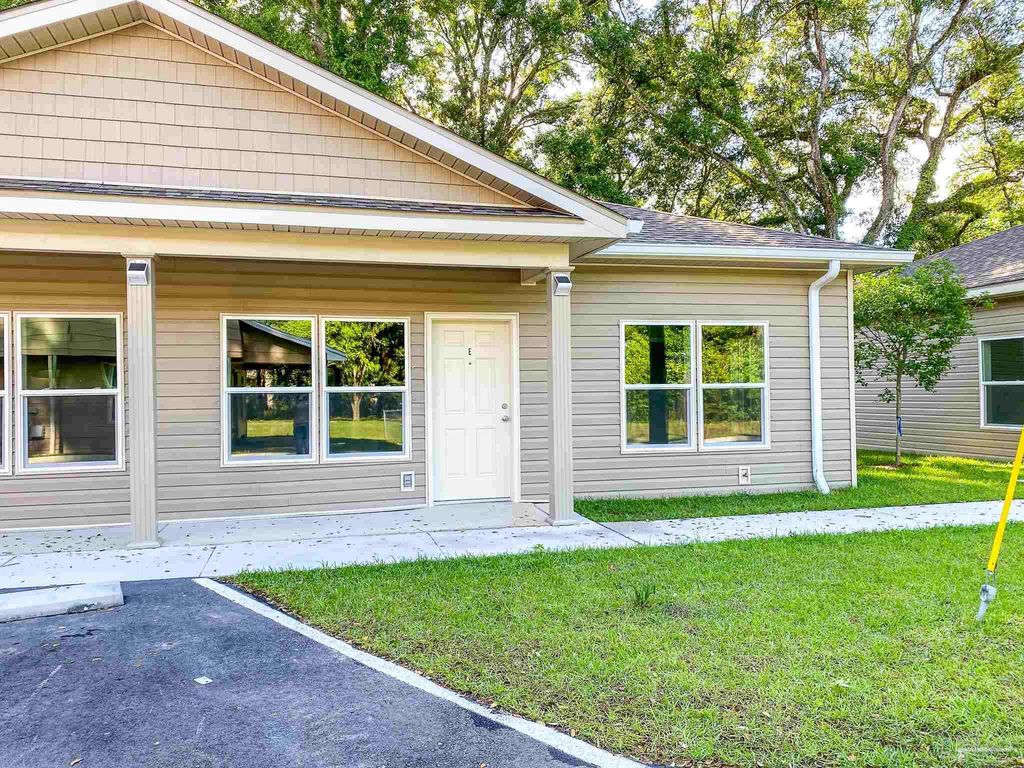 2425 E Johnson Ave E, Pensacola, FL 32514