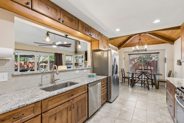 411 Creekside Drive, Richardson, TX 75081