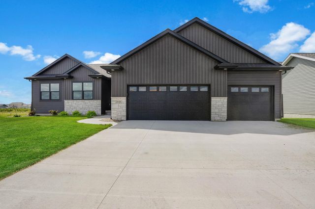 2720 Autumn Woods Drive, Cedar Falls, IA 50613