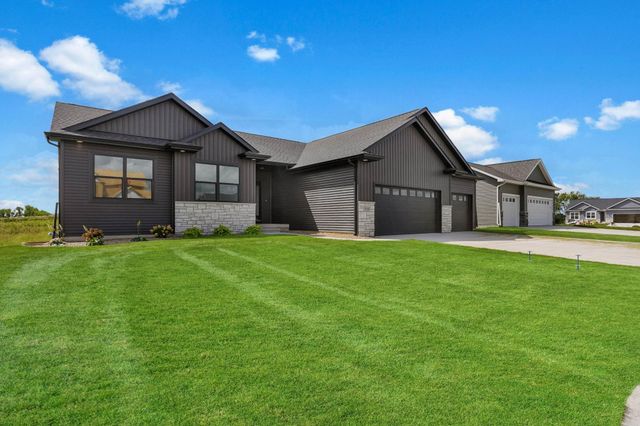 2720 Autumn Woods Drive, Cedar Falls, IA 50613