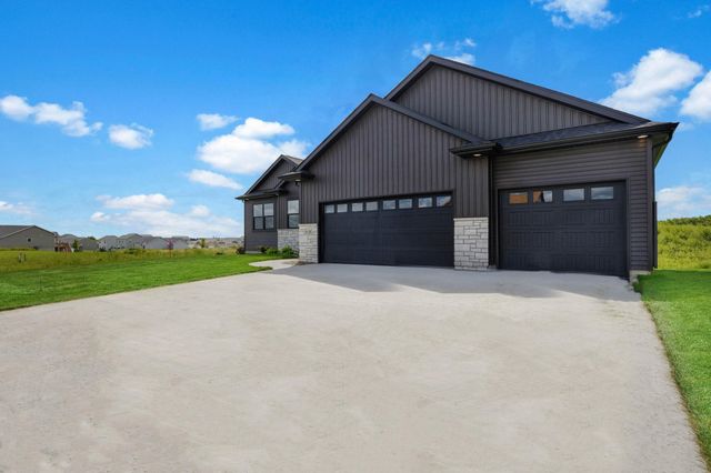 2720 Autumn Woods Drive, Cedar Falls, IA 50613