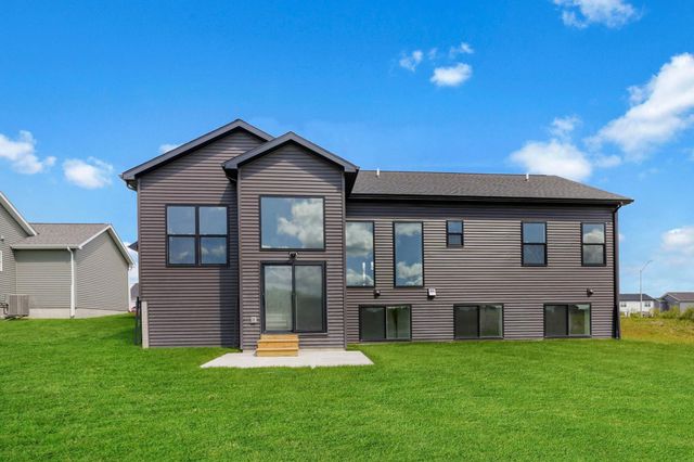 2720 Autumn Woods Drive, Cedar Falls, IA 50613