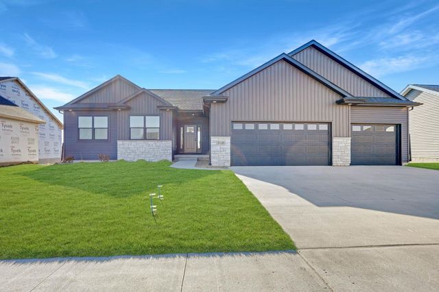 2720 Autumn Woods Drive, Cedar Falls, IA 50613