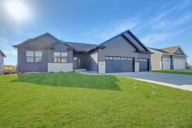 2720 Autumn Woods Drive, Cedar Falls, IA 50613