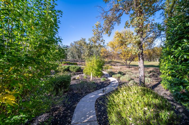 19566 San Vincente Drive, Redding, CA 96003