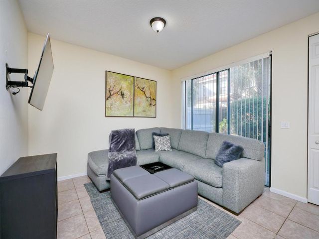 102 E Astor Circle, Delray Beach, FL 33484