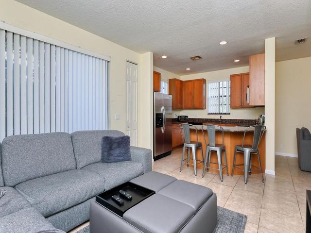 102 E Astor Circle, Delray Beach, FL 33484