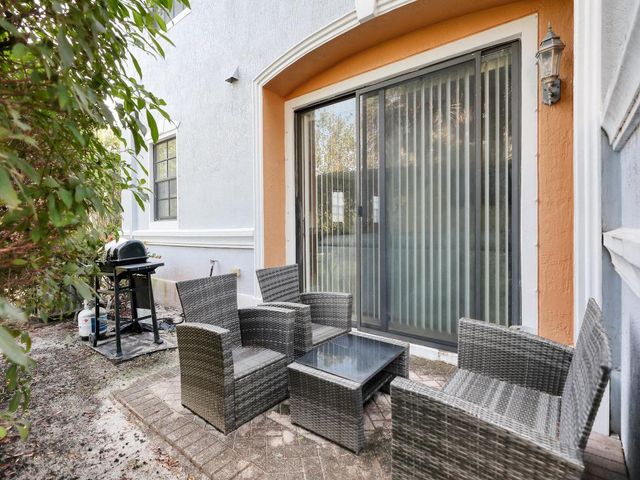 102 E Astor Circle, Delray Beach, FL 33484