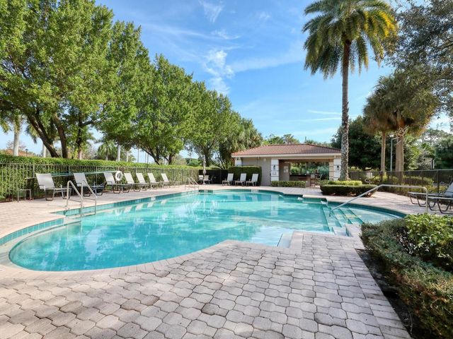 102 E Astor Circle, Delray Beach, FL 33484