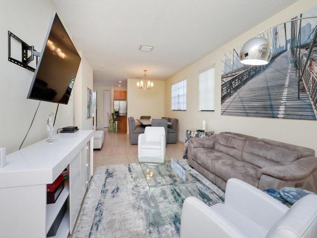 102 E Astor Circle, Delray Beach, FL 33484