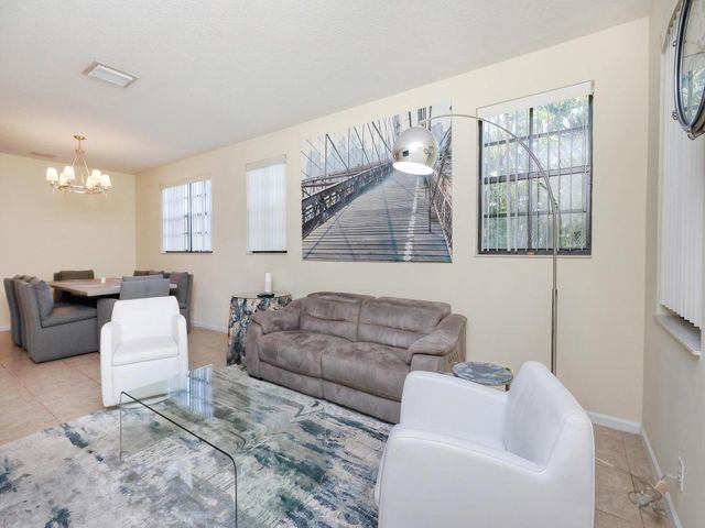 102 E Astor Circle, Delray Beach, FL 33484