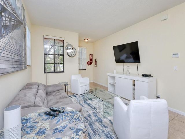 102 E Astor Circle, Delray Beach, FL 33484