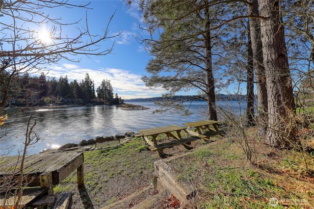 9190 Fox Cove Lane NE, Bainbridge Island, WA 98110