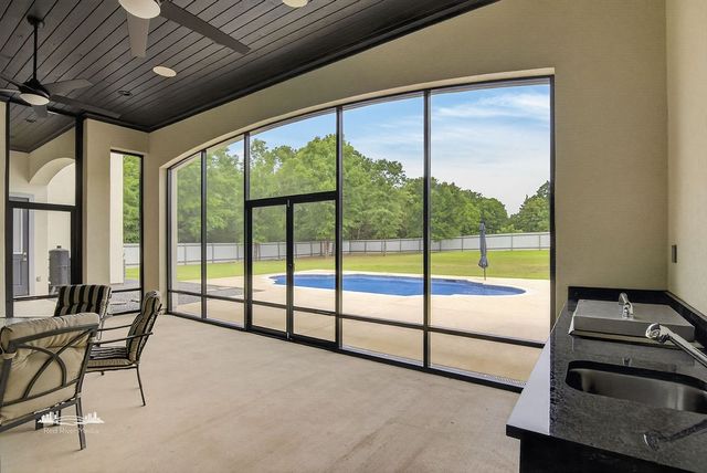 5768 Cross Lake Point Drive, Shreveport, LA 71107