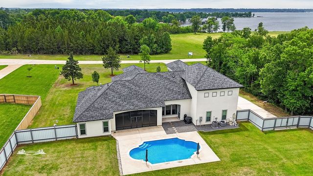 5768 Cross Lake Point Drive, Shreveport, LA 71107