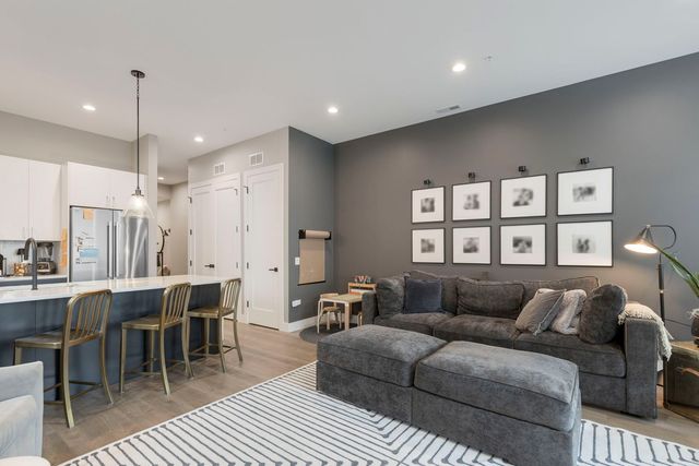 2423 W FULLERTON Avenue 3A, Chicago, IL 60647