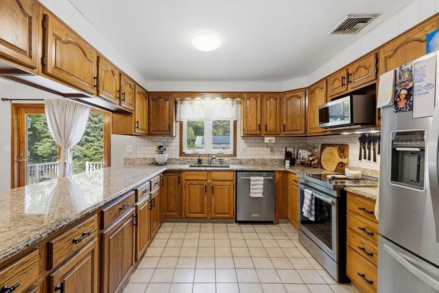 1535 Meridian St, Fall River, MA 02720