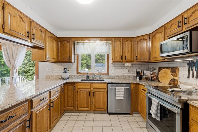 1535 Meridian St, Fall River, MA 02720