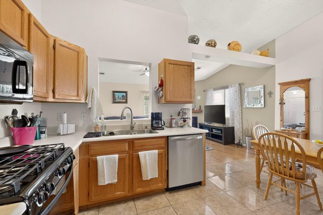 724 Shire Street SW, Albuquerque, NM 87121