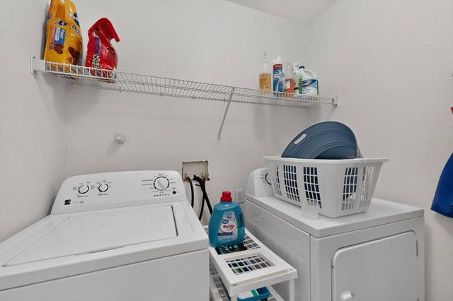 724 Shire Street SW, Albuquerque, NM 87121