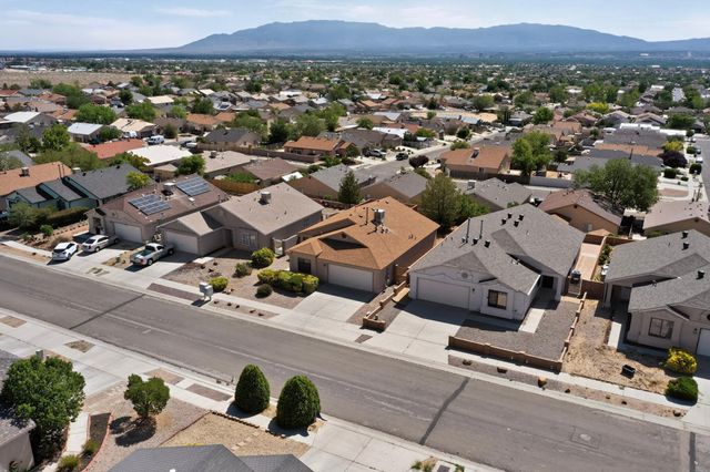 724 Shire Street SW, Albuquerque, NM 87121