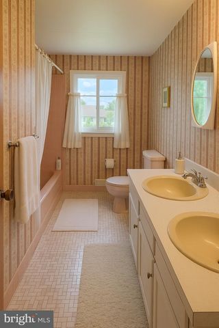 4 BELLOWS LN, Cherry Hill, NJ 08002