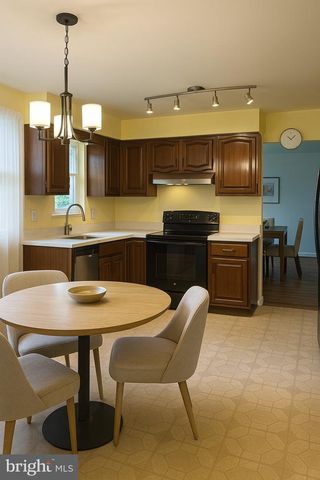 4 BELLOWS LN, Cherry Hill, NJ 08002