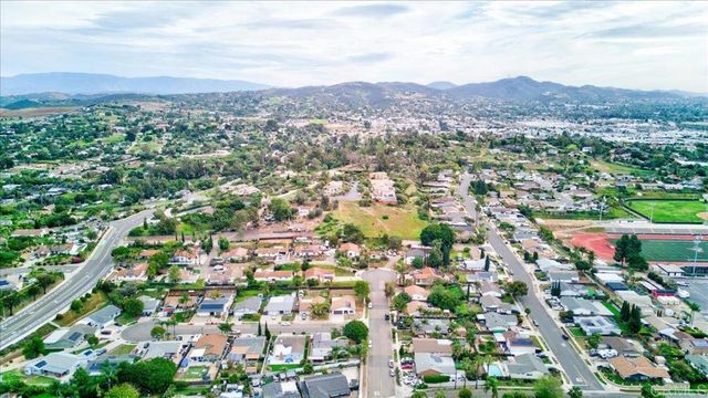 1803 Debra Lane, Vista, CA 92084