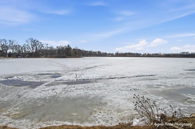 42224 N Lakeview Drive, Antioch, IL 60002