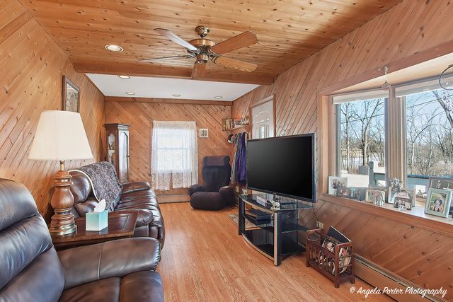 42224 N Lakeview Drive, Antioch, IL 60002