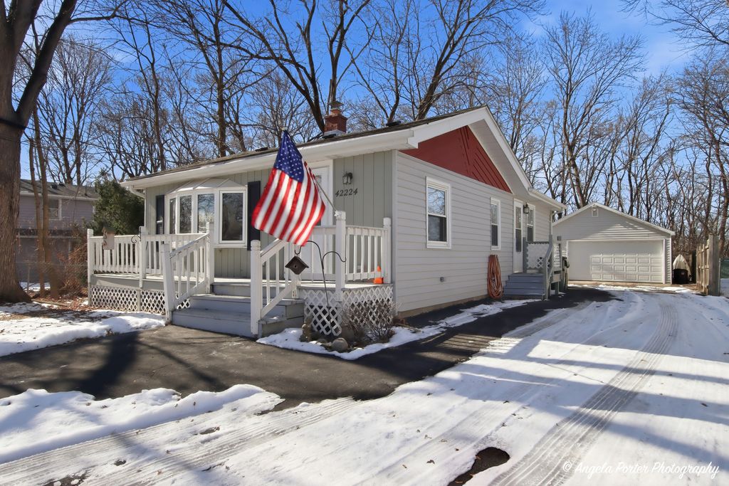 42224 N Lakeview Drive, Antioch, IL 60002