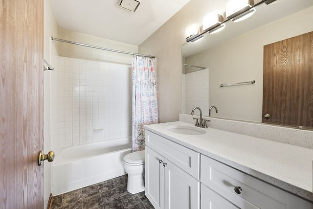 36 Gant Circle H, Streamwood, IL 60107