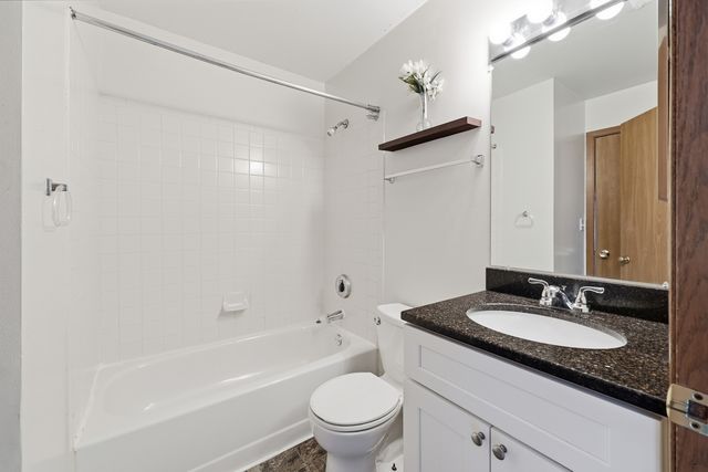 36 Gant Circle H, Streamwood, IL 60107