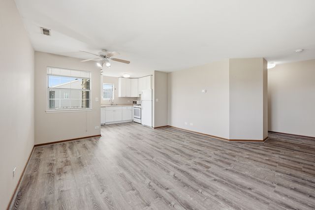 36 Gant Circle H, Streamwood, IL 60107