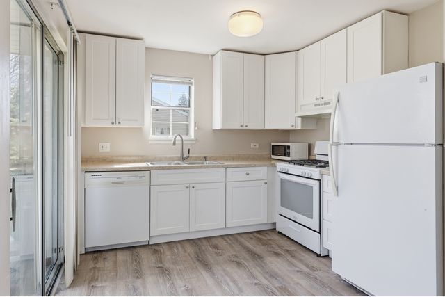 36 Gant Circle H, Streamwood, IL 60107