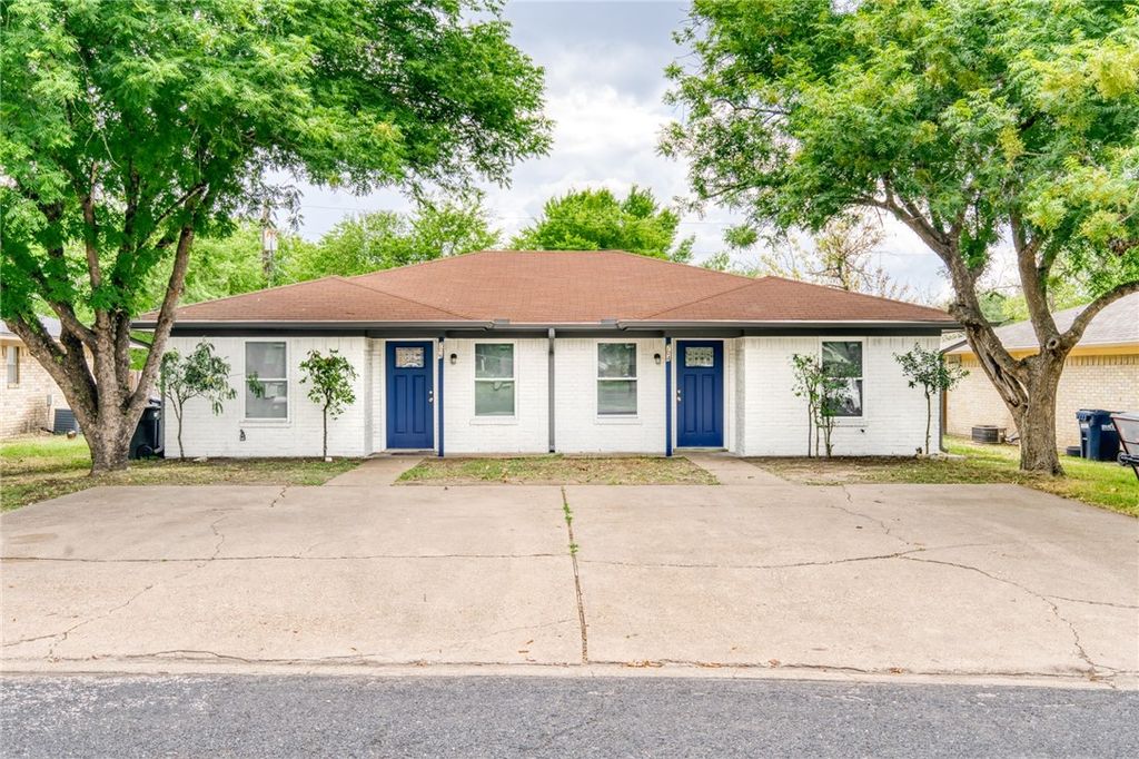 704 Llano, College Station, TX 77845