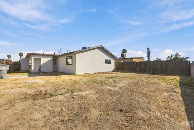 5001 Lawrence Court, Bakersfield, CA 93309