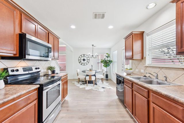 811 Craters Of The Moon BLVD, Pflugerville, TX 78660