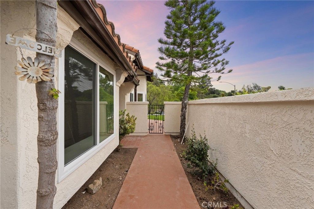 Image 3 of property listing at 1723 Larkhaven Glen, Escondido, CA 92026