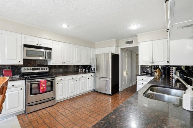 480 Charleston Park, Conroe, TX 77302