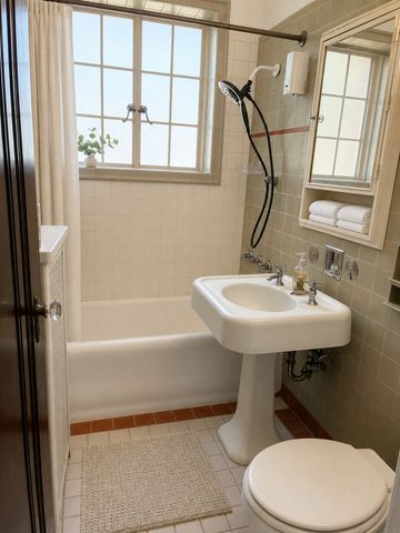 7348 N Ridge Boulevard 13B, Chicago, IL 60645