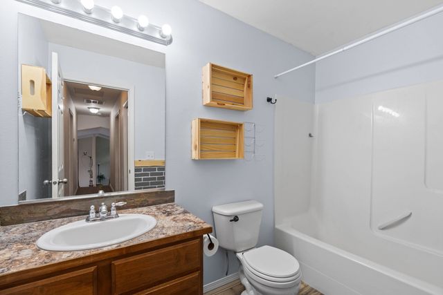 2116 N Tschirley Rd, Greenacres, WA 99016